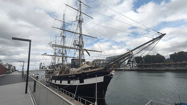 jeanie_johnston_famine_ship_in_dublin.jpg